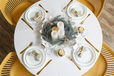 Noel kutlaması için kapalı bir yemek masası.