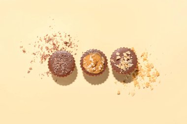 Hafif arka planda lezzetli fıstık ezmeli kekler.