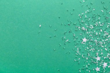 Yeşil arka planda güzel konfeti