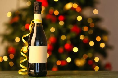 Arka planda bulanık bir şişe şampanya.