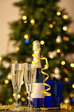 Bulanık arka planda bir şişe şampanya ve şampanya.