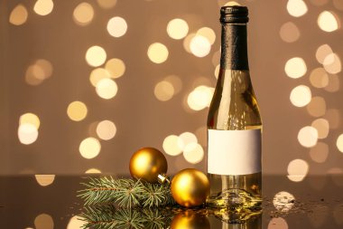 Bir şişe şampanya ve Noel dekoru bulanık arka planda.