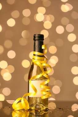 Bulanık arka planda bir şişe şampanya ve yılan yağı.