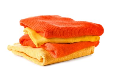 Beyaz arkaplanda yumuşak modern süveter yığını