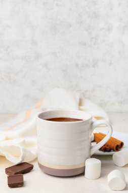 Beyaz arka planda lokum olan doğal sıcak çikolata.