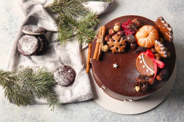 Lezzetli Noel çikolatalı pasta ve arka planda köknar dallarıyla ayakta durun.
