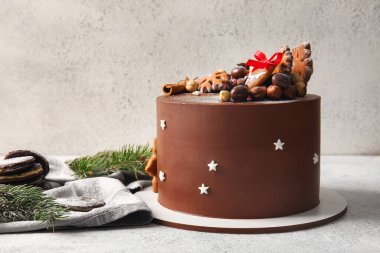 Lezzetli Noel çikolatalı pasta ve arka planda köknar dallarıyla ayakta durun.