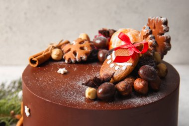 Hafif arka planda lezzetli Noel çikolatalı pasta, yakın plan.