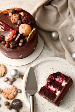 Hafif arka planda lezzetli bir Noel çikolatalı pasta kompozisyonu