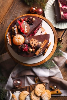 Ahşap arka planda lezzetli Noel çikolatalı pasta kompozisyonu