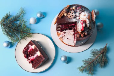 Mavi arka planda lezzetli bir Noel çikolatalı pasta kompozisyonu