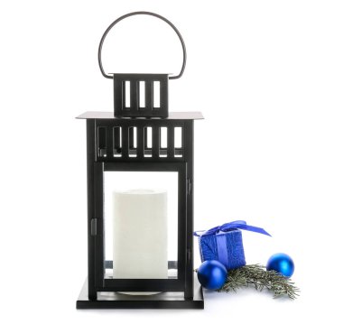 Beyaz arka planda mum, top ve köknar dallı güzel Noel feneri