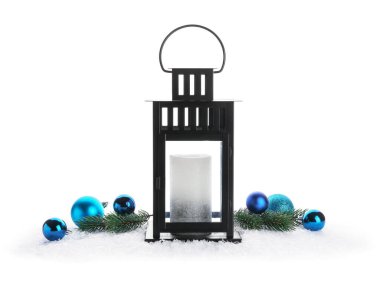 Beyaz arka planda mum, top ve köknar dallı güzel Noel feneri