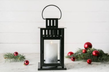 Işık arka planında mum, top ve köknar dallı güzel Noel feneri