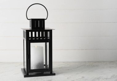 Işık arka planında yanan mum ile güzel bir Noel feneri