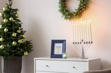 Hanuka kutlamaları için dekore edilmiş odanın içi.