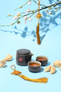 Lezzetli fal kurabiyeleri ve geleneksel Çin çayıyla renklendirilmiş kompozisyon