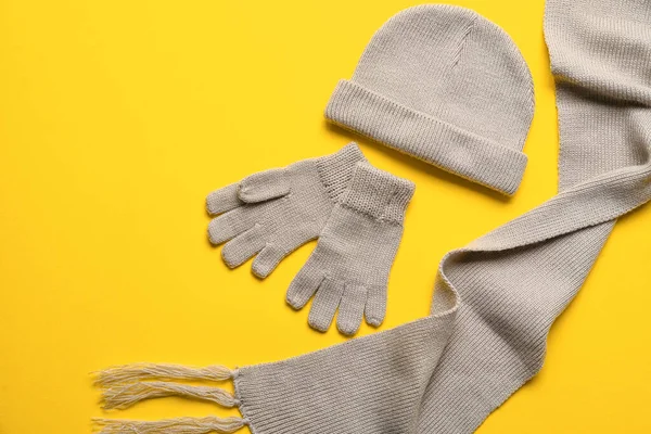 暖かい手袋 帽子と黄色の背景のスカーフ — ストック写真