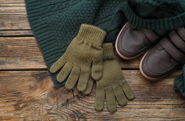 Warme Handschuhe Schuhe Und Schal Auf Holzgrund Nahaufnahme — Stockfoto