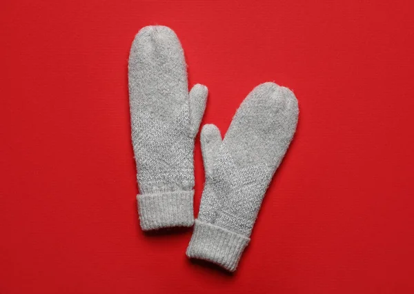红色背景的温暖手套 — 图库照片