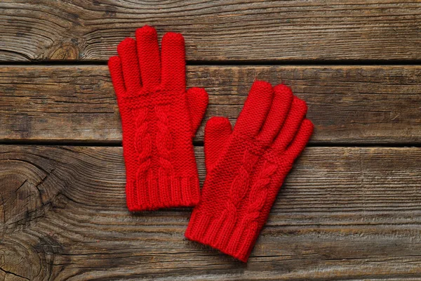 木制背景的红色针织手套 — 图库照片