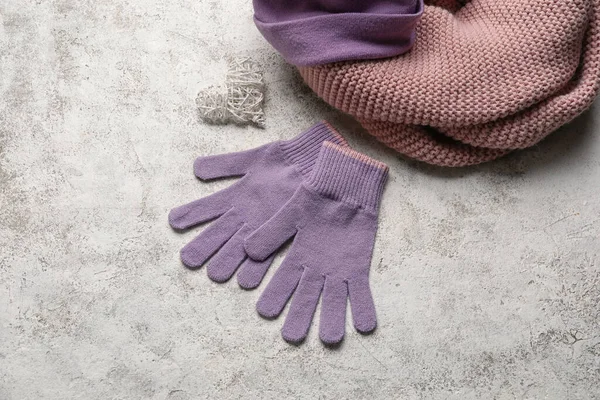 浅色背景的保暖手套和围巾 — 图库照片