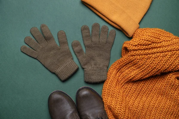 Warm Gloves Shoes Hat Green Background Closeup — Stock Photo, Image