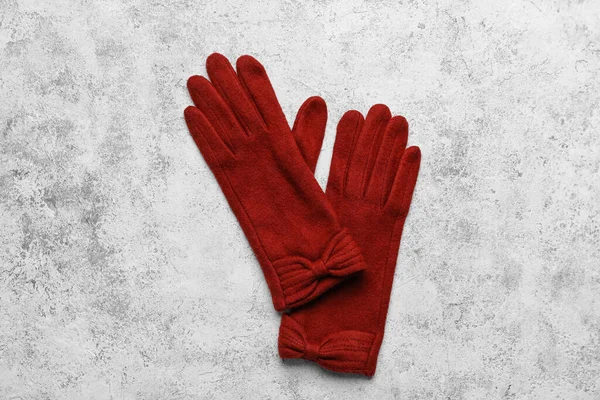 浅色背景的保暖手套对 — 图库照片