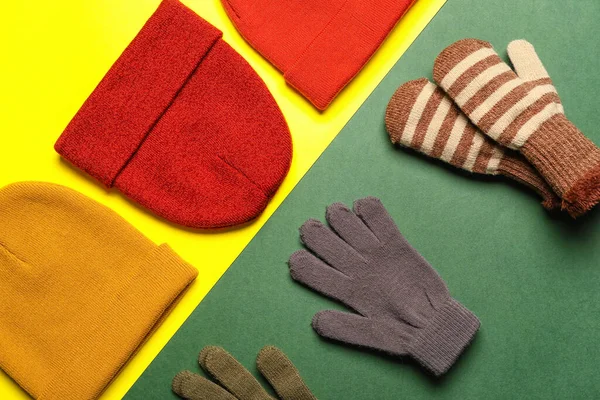 彩色背景的手套 手套和帽子 — 图库照片