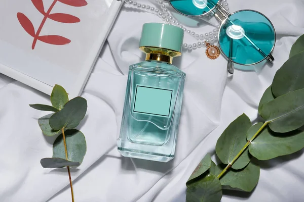 Frasco Perfume Acessórios Femininos Ramos Eucalipto Sobre Fundo Tecido Branco — Fotografia de Stock
