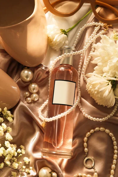 香水のボトル エレガントな女性のアクセサリーや花の生地の背景に — ストック写真