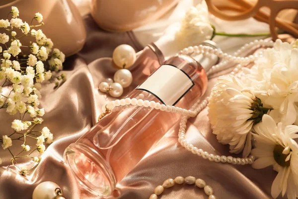 香水のボトル エレガントな女性のアクセサリーや花の生地の背景に クローズアップ — ストック写真