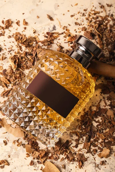 Şık Bir Parfüm Şişesi Puro Tütün — Stok fotoğraf