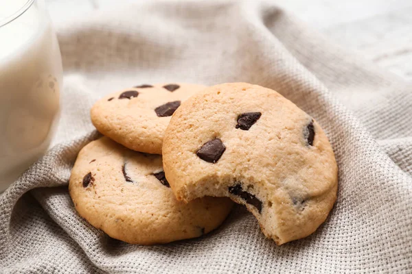 Biscoitos Caseiros Saborosos Com Chips Chocolate Mesa Close — Fotografia de Stock