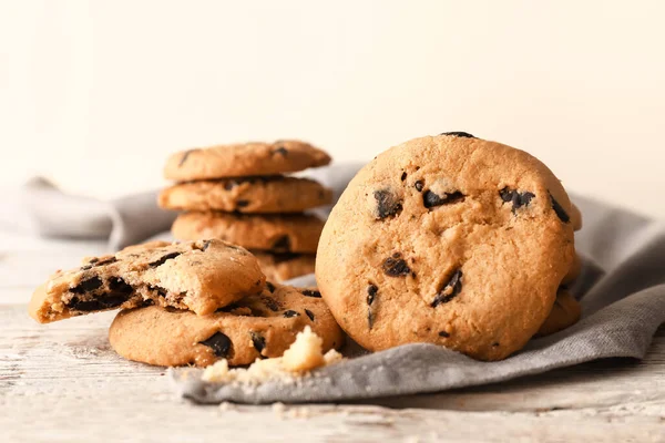 Biscoitos Caseiros Saborosos Com Chips Chocolate Mesa Close — Fotografia de Stock