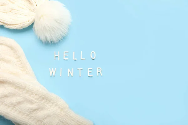 Κείμενο Hello Winter Πλεκτά Γάντια Και Καπέλο Στο Φόντο Χρώμα — Φωτογραφία Αρχείου