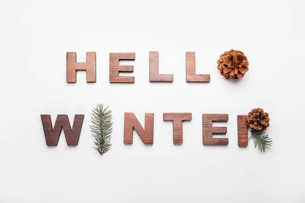 Κείμενο Hello Winter Από Ξύλινα Γράμματα Κλαδιά Ελάτης Και Κώνους — Φωτογραφία Αρχείου