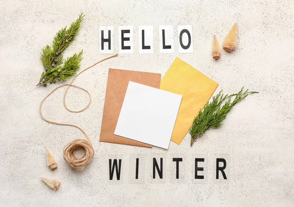 Σύνθεση Λευκές Κάρτες Σχοινί Κωνοφόρα Κλαδιά Και Κείμενο Hello Winter — Φωτογραφία Αρχείου