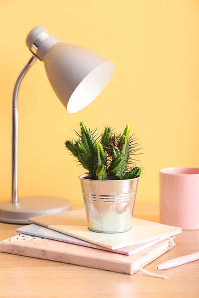 Kaktus Hijau Buku Catatan Dan Lampu Atas Meja Menghadap Dinding — Stok Foto