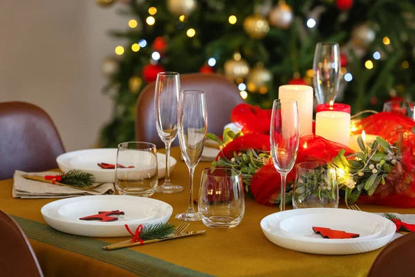 Обідній Стіл Красивою Обстановкою Вітальні Прикрашений Напередодні Різдва — стокове фото