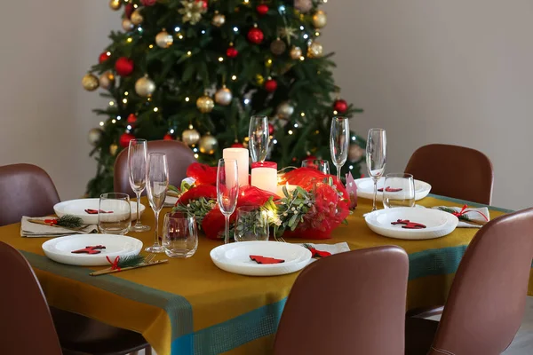 Dining Table Beautiful Setting Living Room Decorated Christmas Eve — Stock Photo, Image