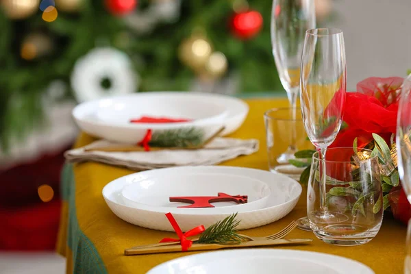 屋内でのクリスマスのお祝いのための設定とダイニングテーブル クローズアップ — ストック写真