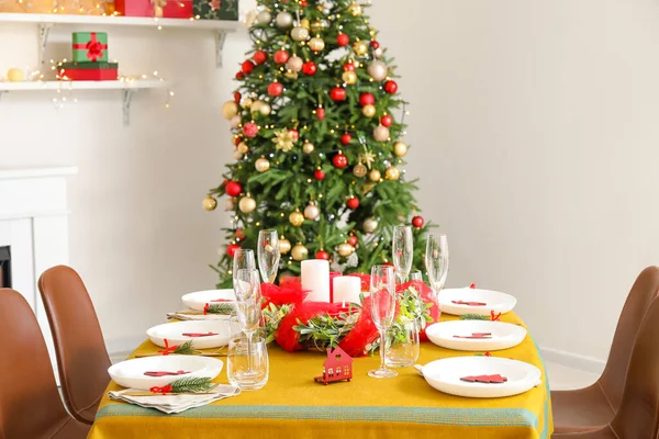 Middagsbord Med Nydelig Innredning Stua Dekorert Julaften – stockfoto