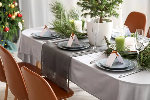 Matbord Med Vacker Inramning För Julfirande Med Tomma Kort Inomhus — Stockfoto