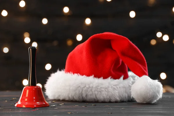 Sino Natal Chapéu Papai Noel Mesa Contra Luzes Embaçadas — Fotografia de Stock