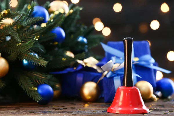 Χριστουγεννιάτικη Καμπάνα Στο Τραπέζι Και Διακοσμημένα Κλαδιά Ελάτης Στο Παρασκήνιο — Φωτογραφία Αρχείου