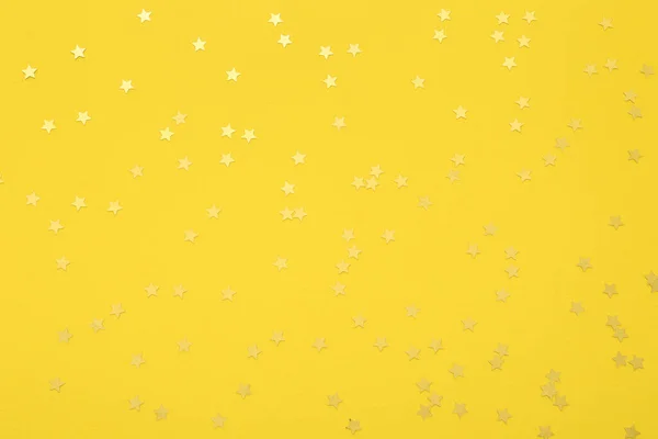 Belo Confete Dourado Fundo Amarelo — Fotografia de Stock