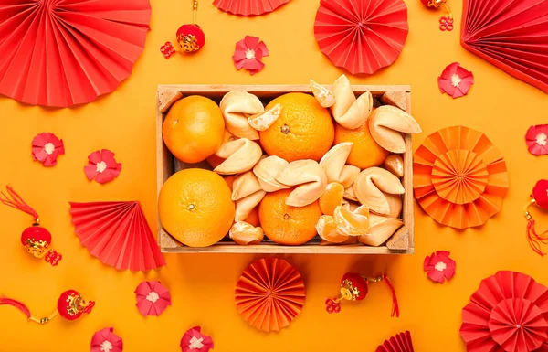Caixa Com Saborosos Biscoitos Sorte Tangerinas Símbolos Chineses Fundo Cor — Fotografia de Stock