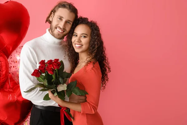 Renkli Çiçekleri Olan Mutlu Genç Bir Çift Sevgililer Günü Kutlaması — Stok fotoğraf
