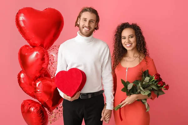 Balonları Hediyeleri Renkli Çiçekleri Olan Mutlu Genç Bir Çift Sevgililer — Stok fotoğraf